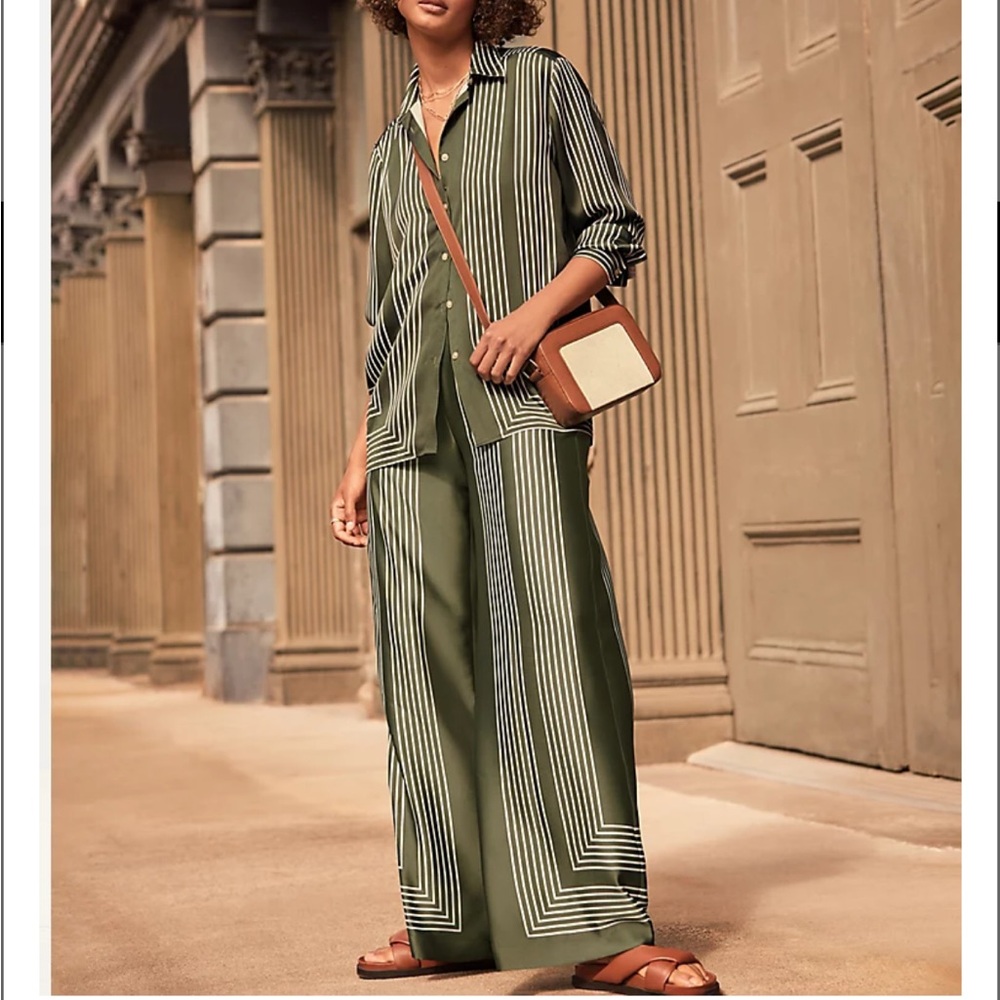 ♥️Host Pick♥️LOFT Fluid Pull On Wide Leg Pants in Striped Twill, size MT